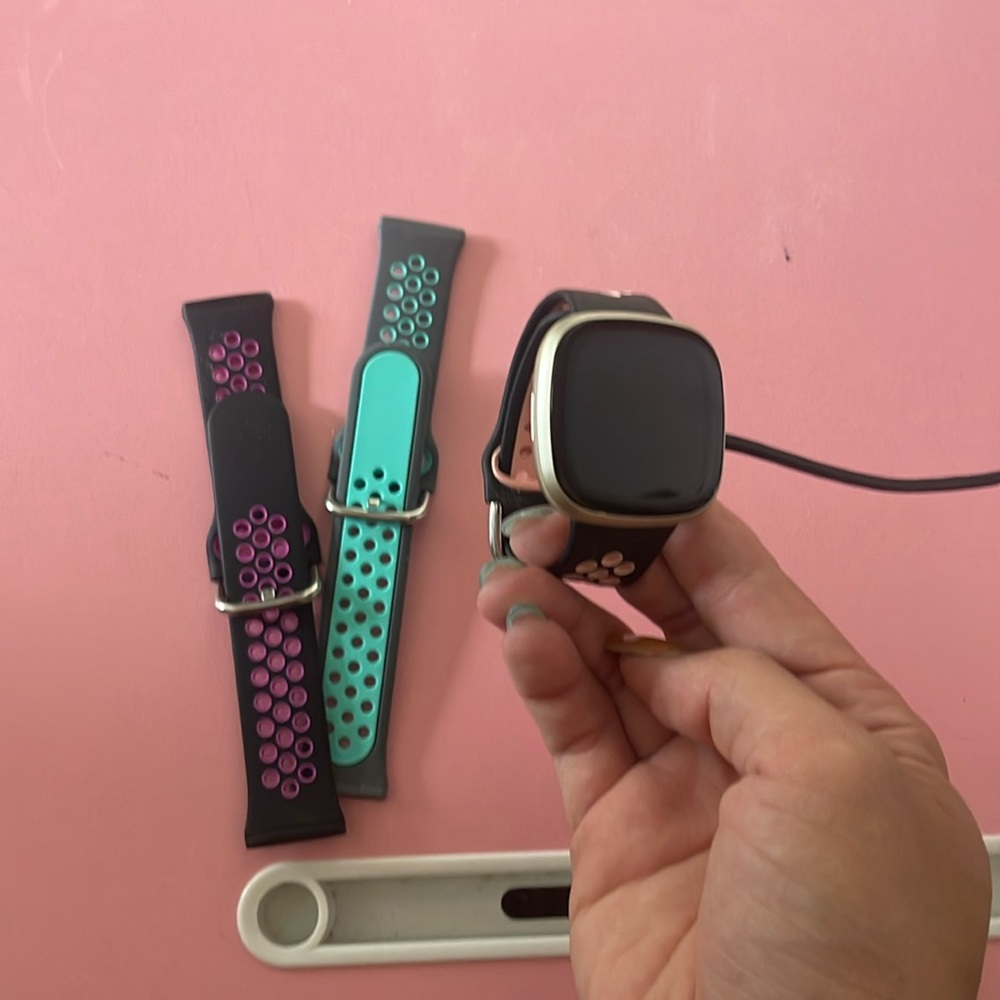 Fitbit Versa 3 barely used, excellent condition!